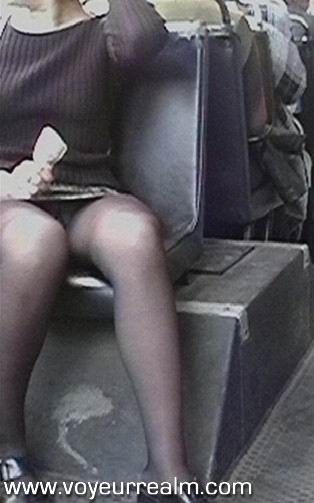 Des photos de voyeurisme cachées en jupe haute prises dans un bus
 #67466730
