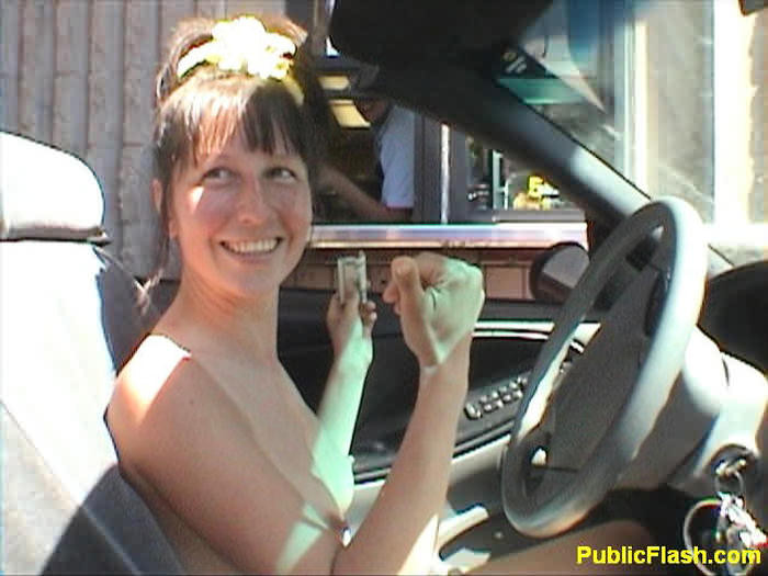 Vollbusige Flasherin entblößt Titten und Muschi am Drive-Through-Fenster
 #78924020