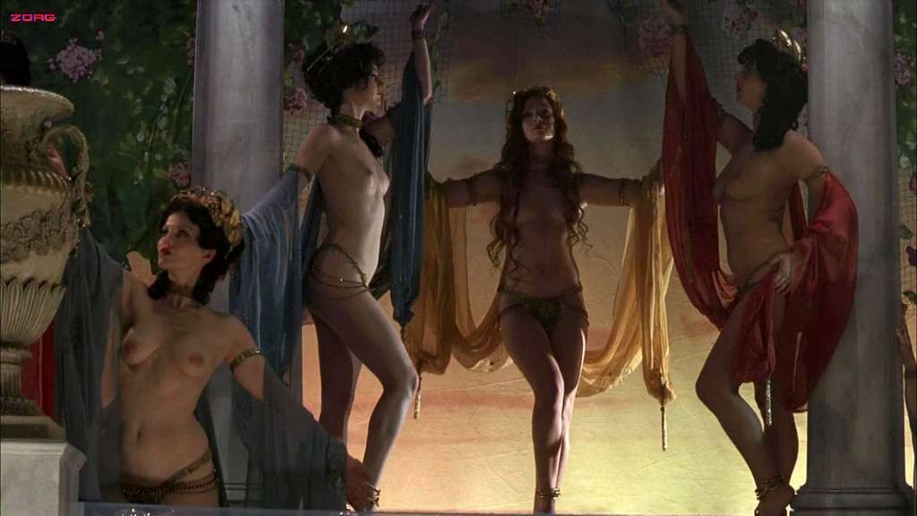 Gretchen mol entblößt ihre schönen riesigen Brüste mit anderen Mädchen in nackten Film Szene
 #75329973