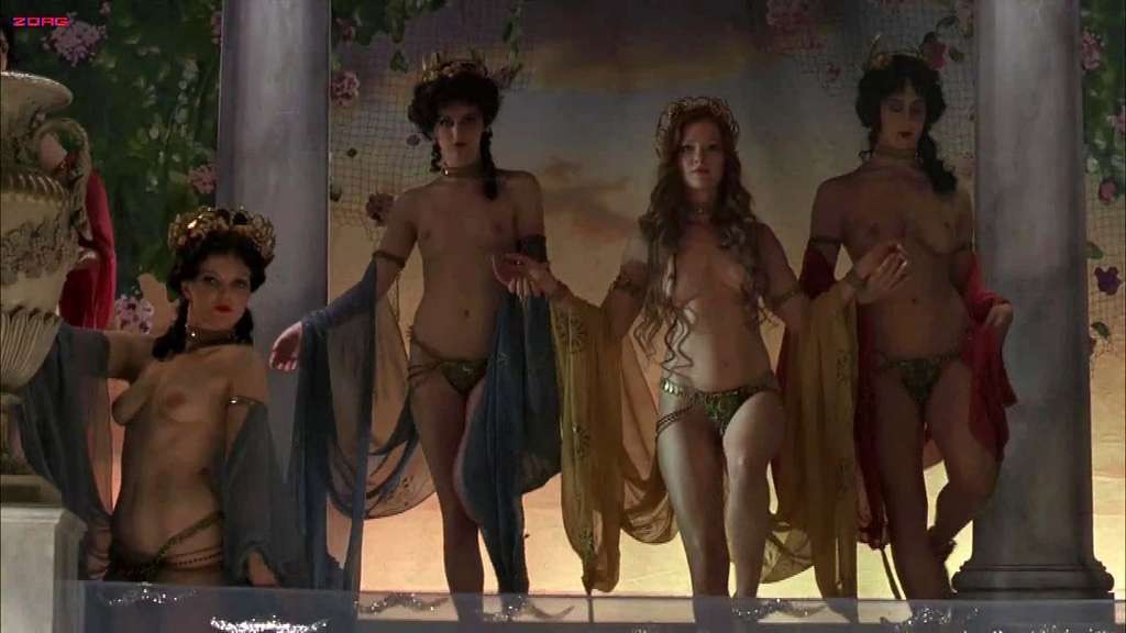 Gretchen mol entblößt ihre schönen riesigen Brüste mit anderen Mädchen in nackten Film Szene
 #75329977