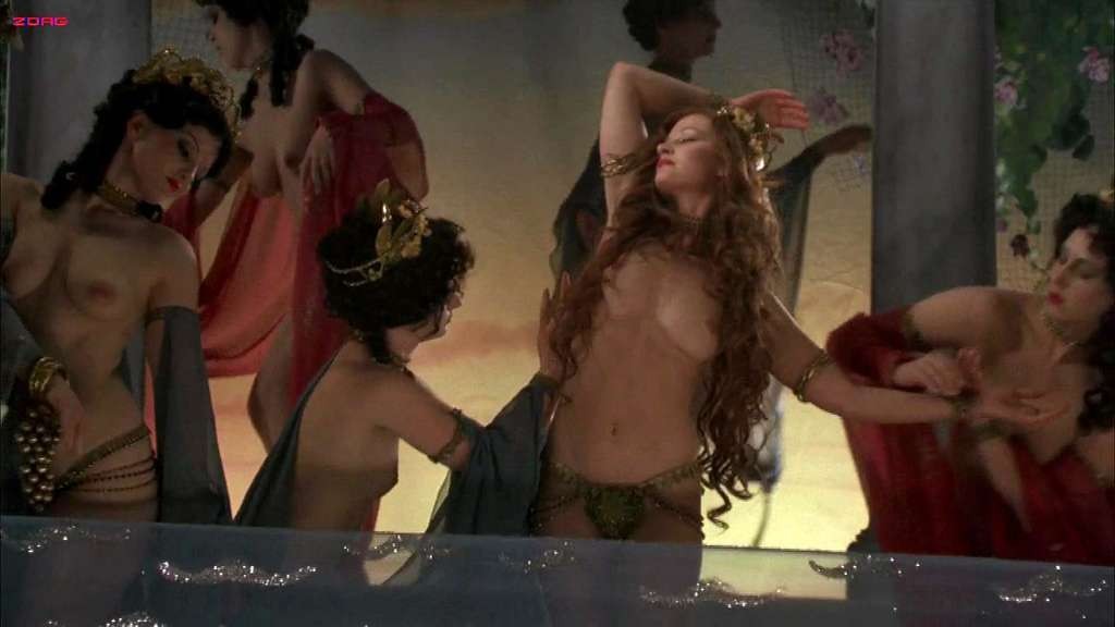 Gretchen mol entblößt ihre schönen riesigen Brüste mit anderen Mädchen in nackten Film Szene
 #75329991