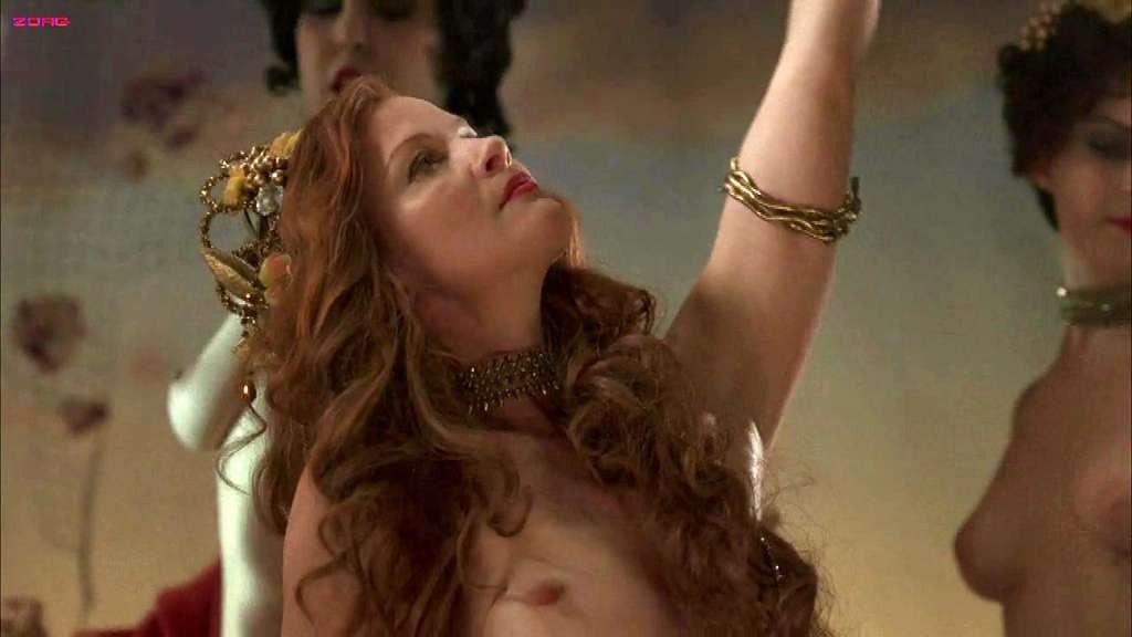 Gretchen mol entblößt ihre schönen riesigen Brüste mit anderen Mädchen in nackten Film Szene
 #75330002