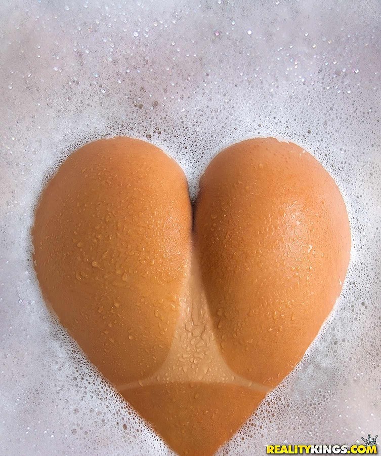 Joven malena morgan tomando un baño con dos amigas
 #70111239