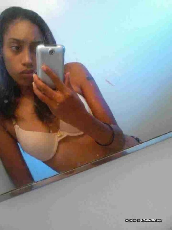 Kompilation einer nicht nackten Tussi, die in ihrer Unterwäsche posiert
 #76127351