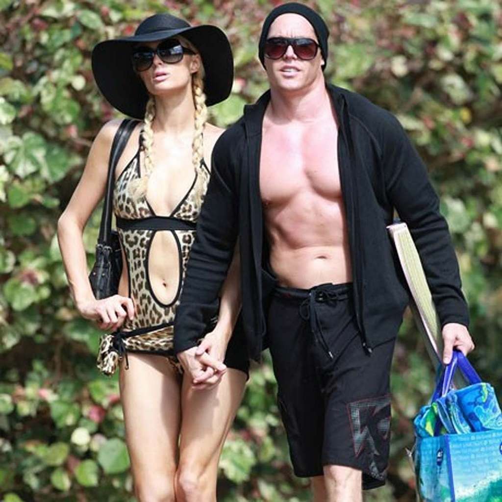 Paris Hilton guardando sexy e facendo fuori con il suo ragazzo in bikini paparazzi 
 #75334021