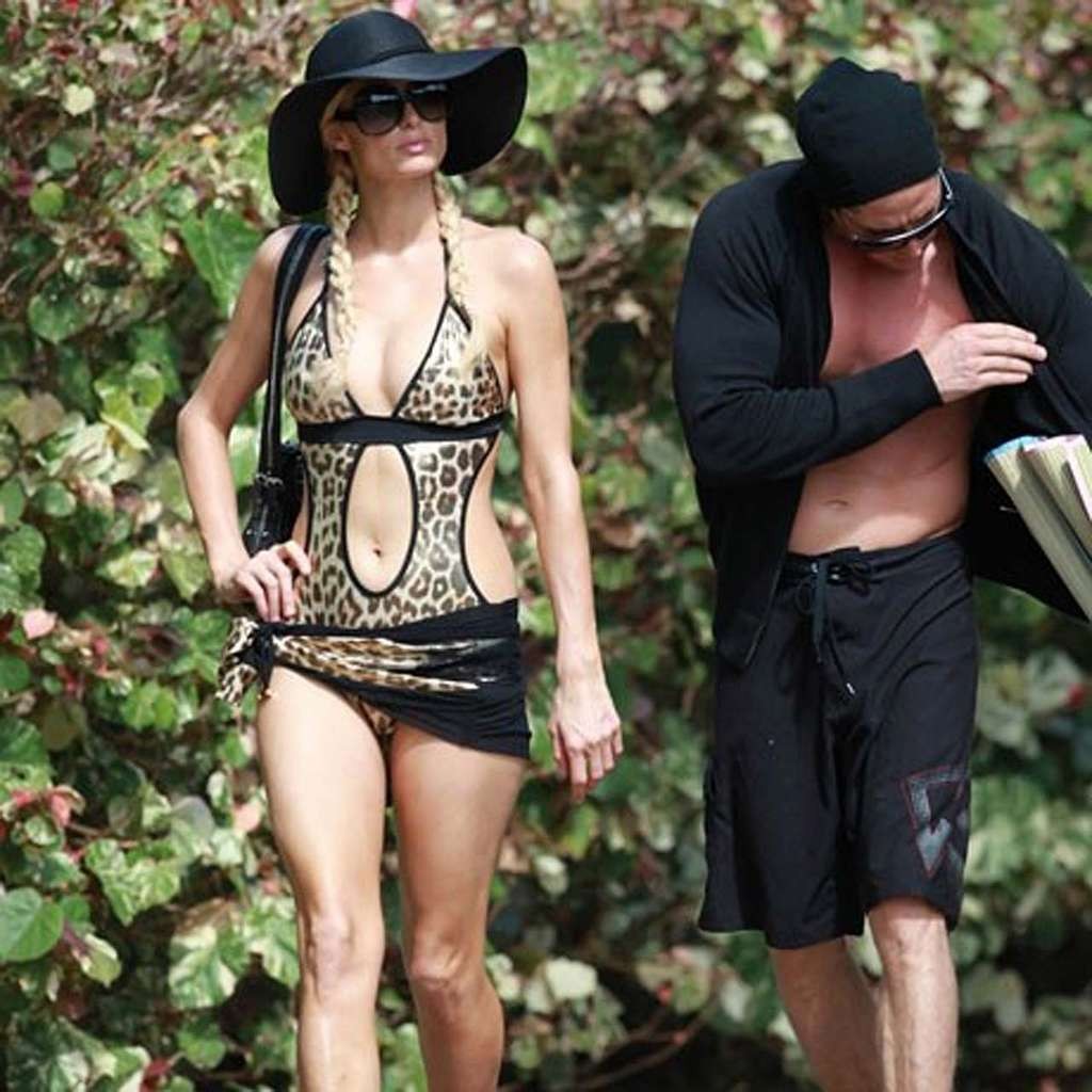 Paris Hilton guardando sexy e facendo fuori con il suo ragazzo in bikini paparazzi 
 #75334033