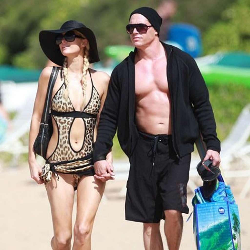Paris Hilton guardando sexy e facendo fuori con il suo ragazzo in bikini paparazzi 
 #75334045