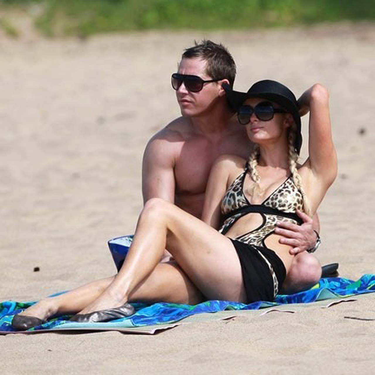 Paris Hilton guardando sexy e facendo fuori con il suo ragazzo in bikini paparazzi 
 #75334059
