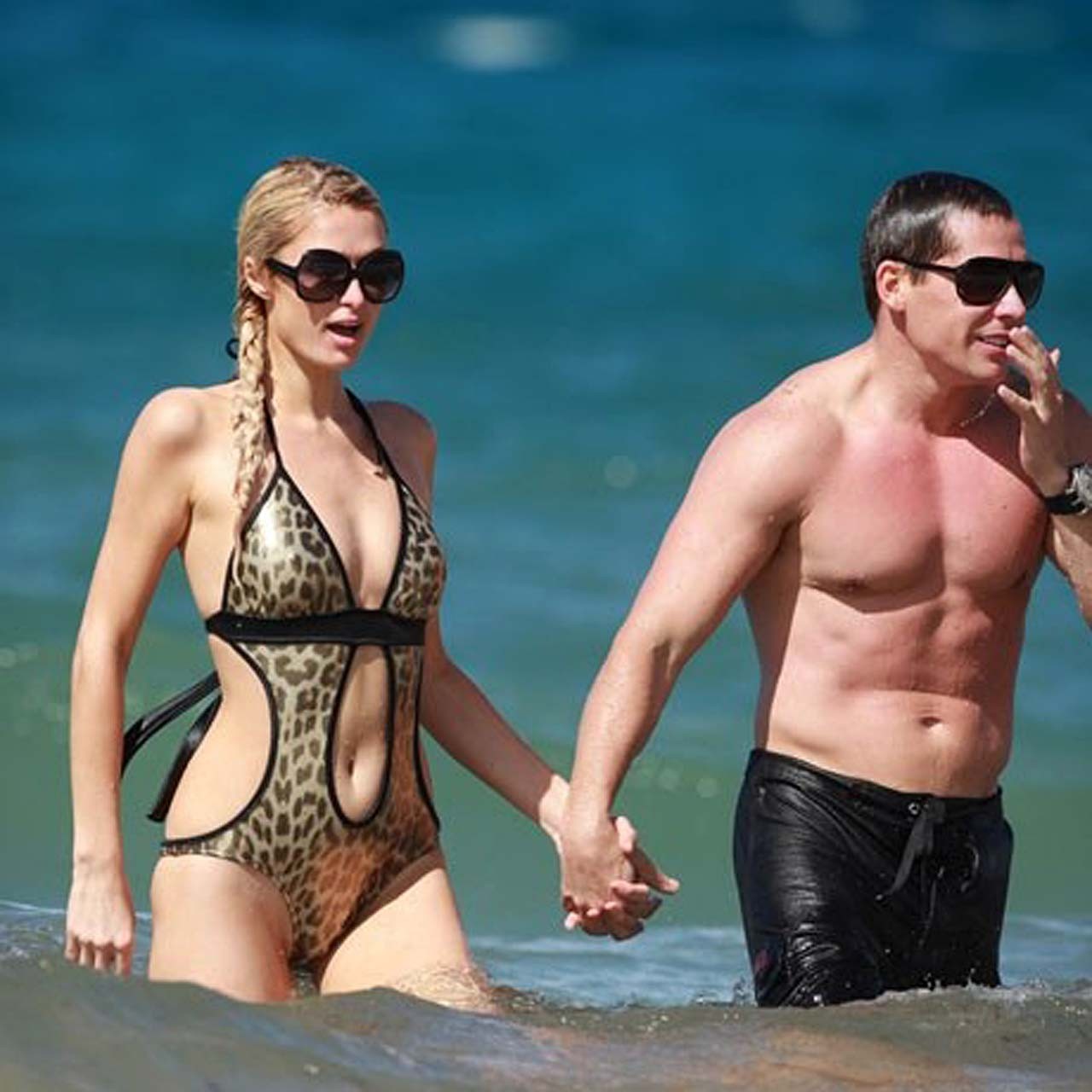 Paris Hilton sexy et embrassant son petit ami en bikini paparazzi 
 #75334087