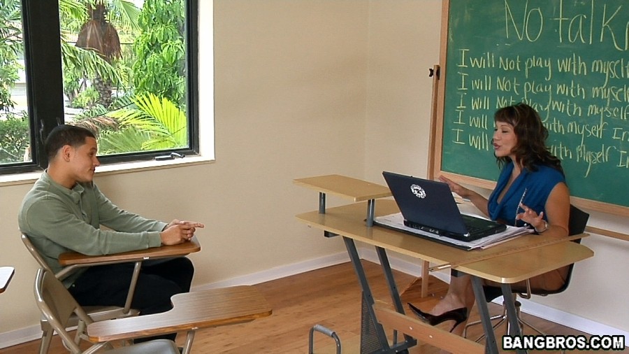 淫乱教師がフェラチオのテクニックを指導
 #78504962