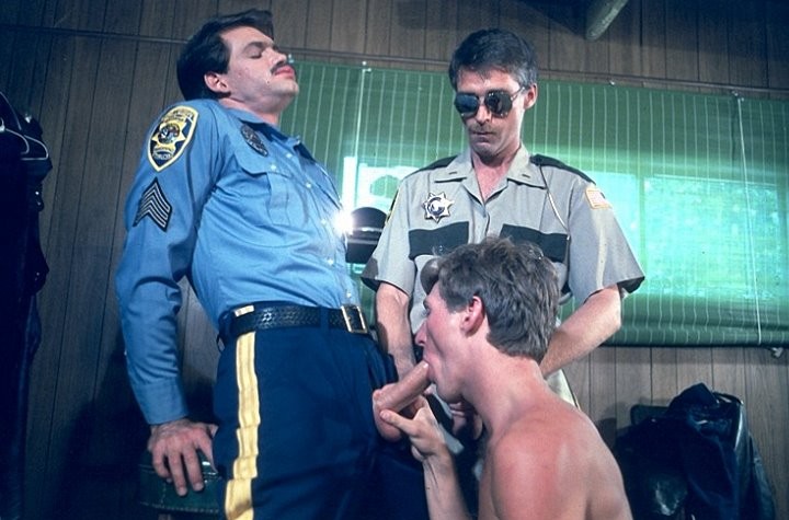 Trois policiers à la bite énorme s'amusant par voie orale et anale après le service.
 #76928787