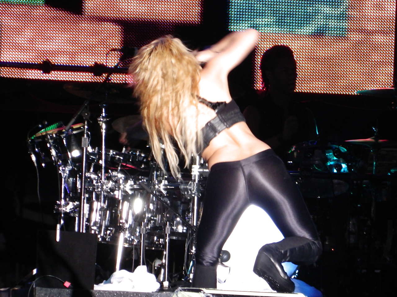 Shakira montrant ses superbes fesses dans un pantalon en latex et une jupe haute sur des photos paparazzi
 #75301670