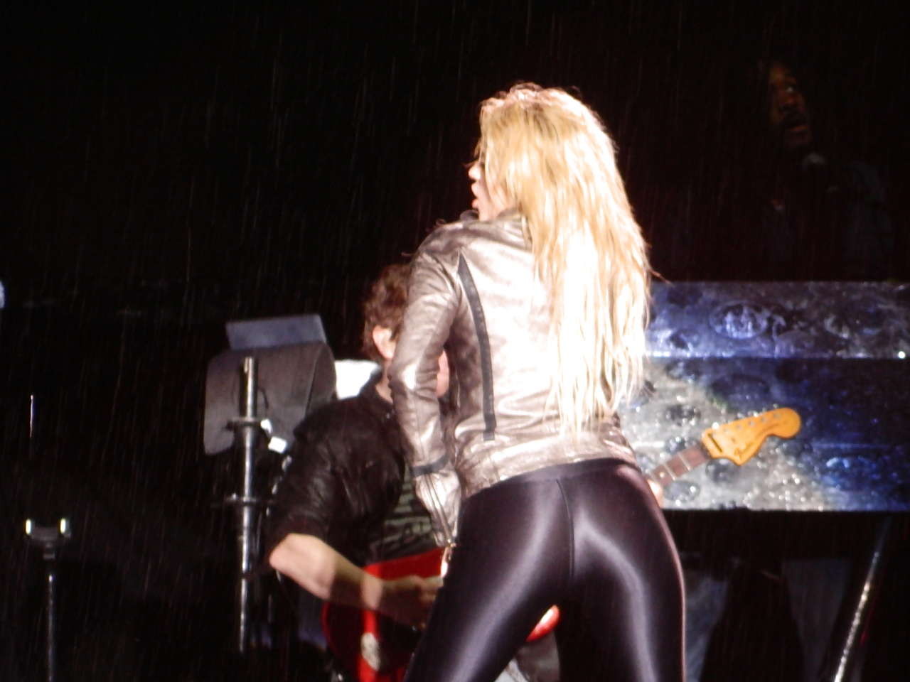 Shakira montrant ses superbes fesses dans un pantalon en latex et une jupe haute sur des photos paparazzi
 #75301676