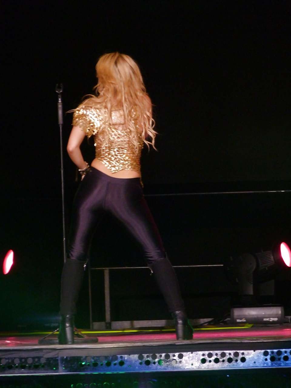 Shakira mostrando il suo grande culo in pantaloni di lattice e immagini upskirt paparazzi
 #75301706