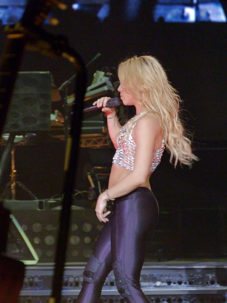 Shakira montrant ses superbes fesses dans un pantalon en latex et une jupe haute sur des photos paparazzi
 #75301721