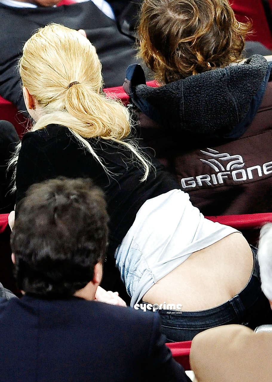 Shakira montrant ses superbes fesses dans un pantalon en latex et une jupe haute sur des photos paparazzi
 #75301739