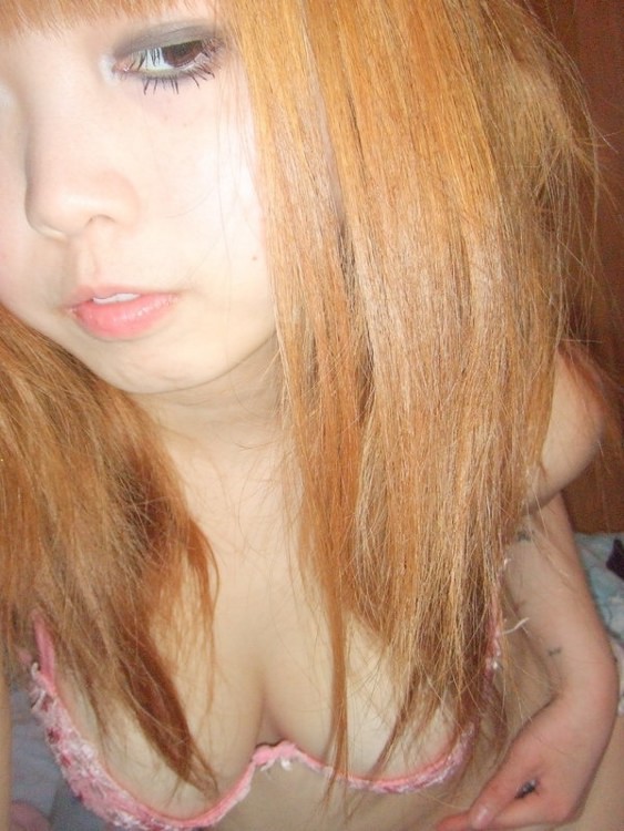 Des jeunes filles asiatiques coquines et maigres se font baiser par leur petit ami.
 #69866460