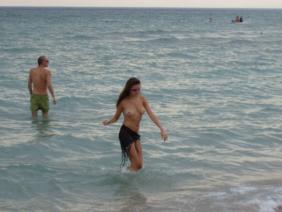 Une blonde nue et bien roulée pose dans l'eau chaude.
 #72254574