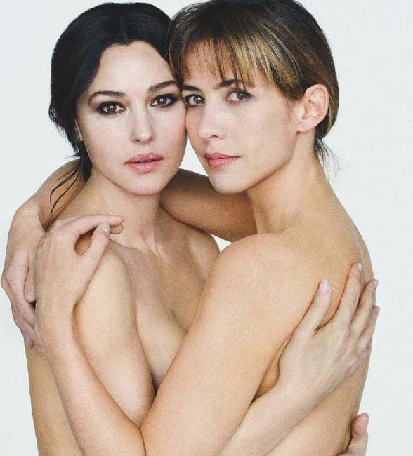 Monica bellucci che va in topless con grande pulcino
 #75381341