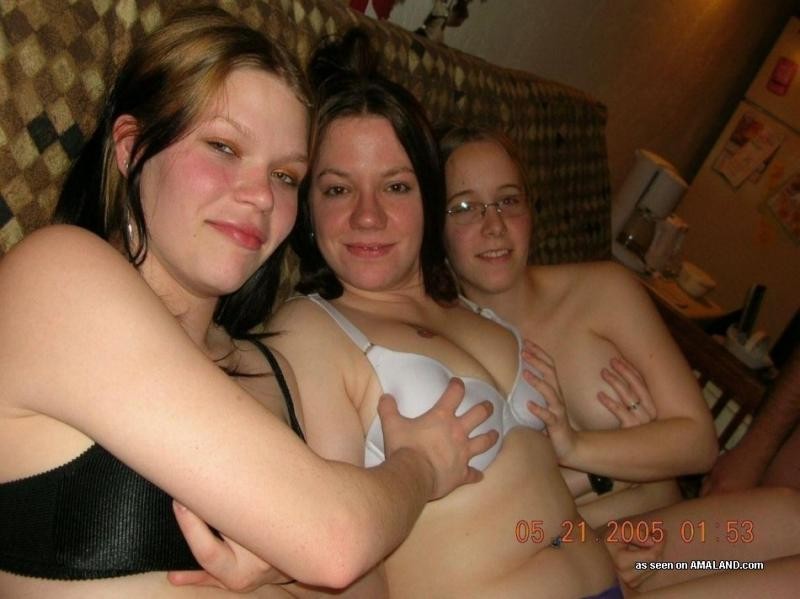 Geile Lesben dildoing und lecken sich gegenseitig die Pussys
 #68055870
