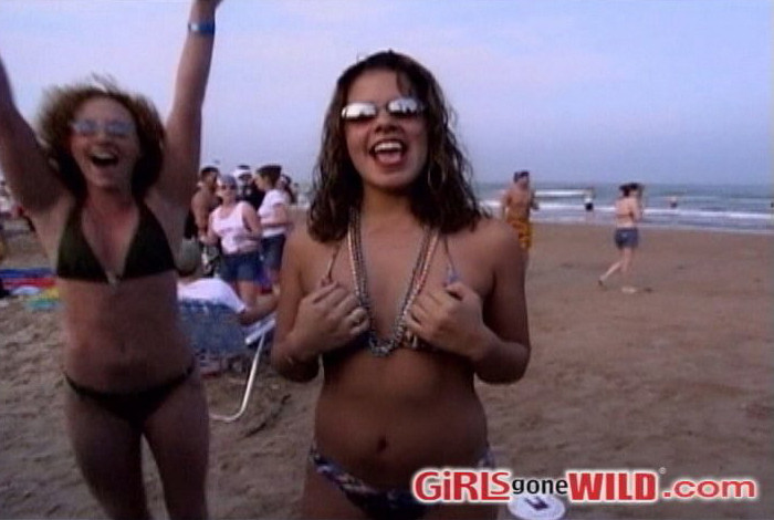 Beach babes in bikinis show us their pretty tits #72321558