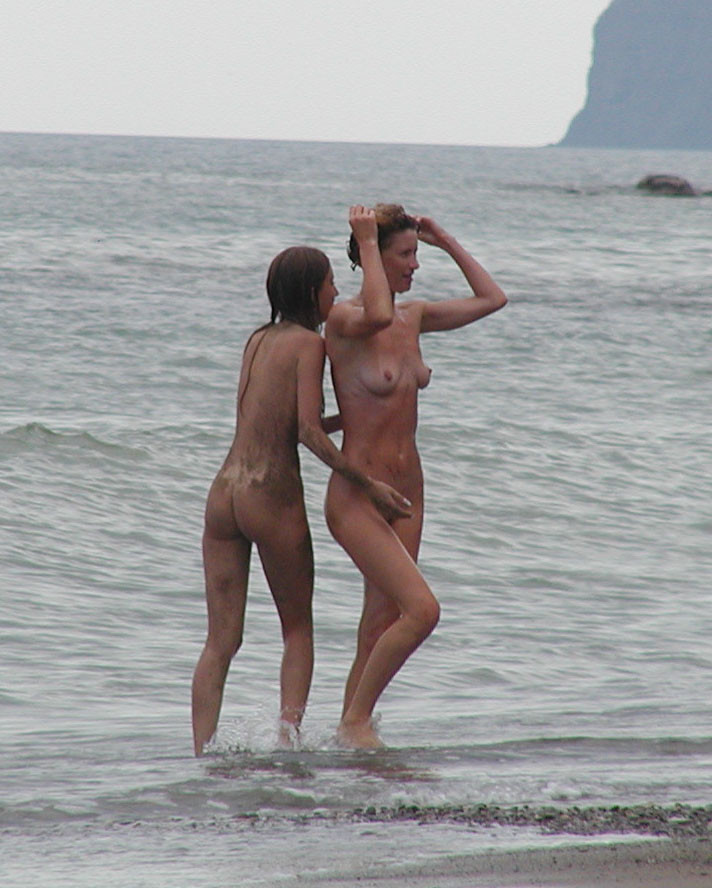 De jeunes nudistes russes sympathiques s'allongent sur la plage.
 #72252134