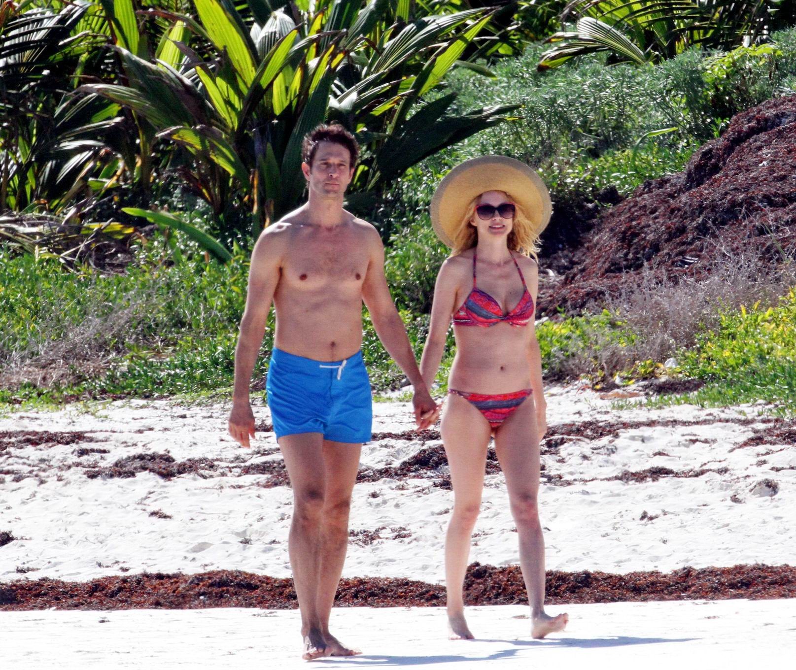 Heather Graham mostra il suo corpo in bikini su una spiaggia messicana
 #75173643