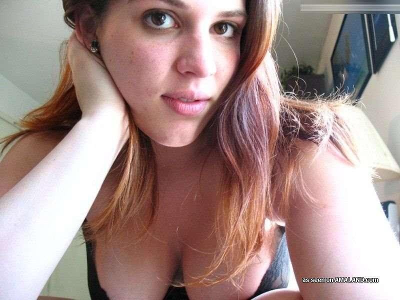 Küken zeigen ihre feinen Brüste auf cam
 #72937750