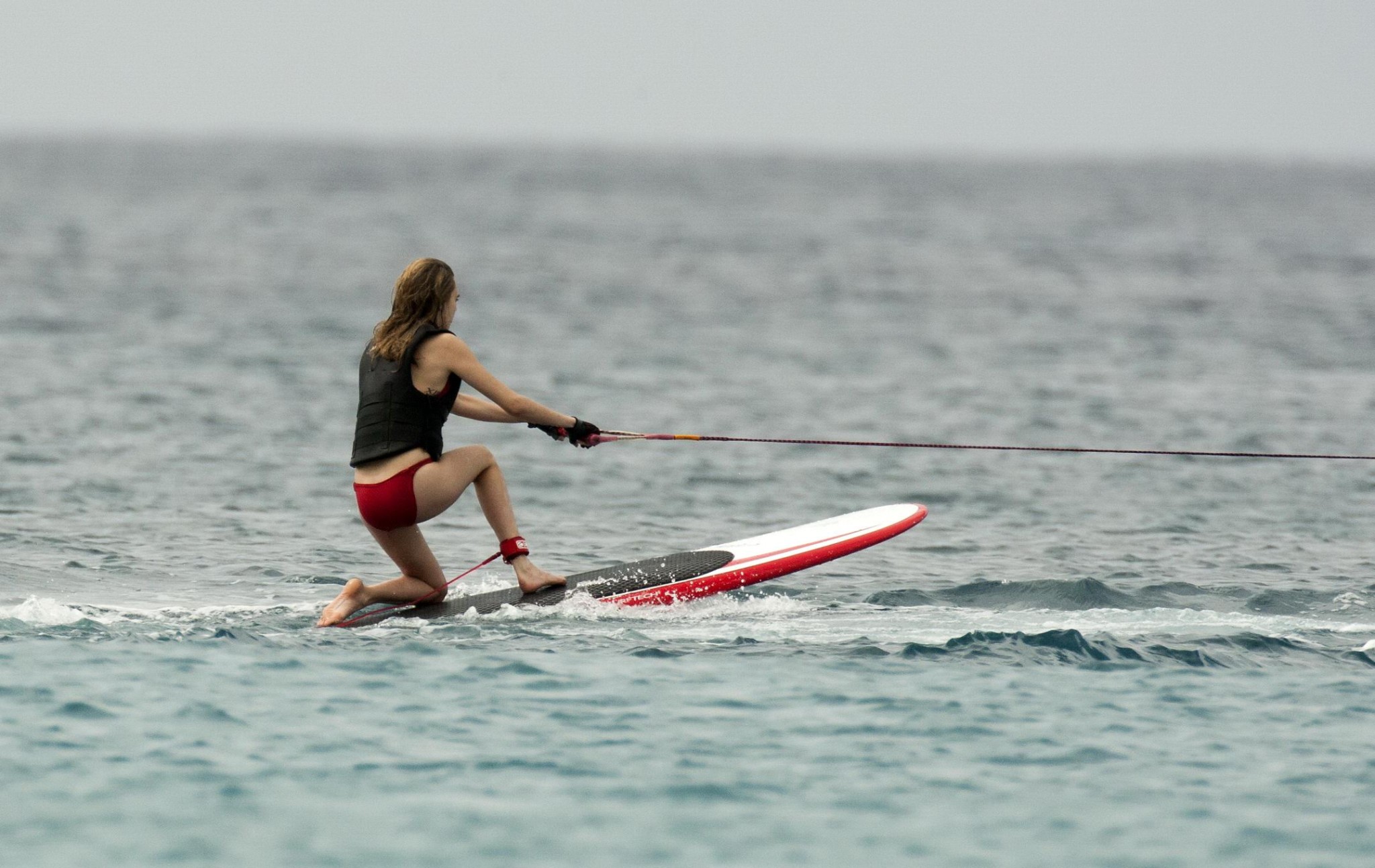 Cara delevingne zeigt ihre Arschbacken im roten Bikini am Strand in Barbados
 #75208841