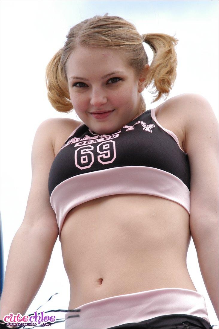 Chloe cheerleader carino lampeggiante sul campo da gioco
 #75468579