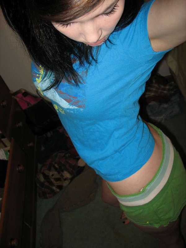 Varias chicas emo chupando y posando
 #75728073