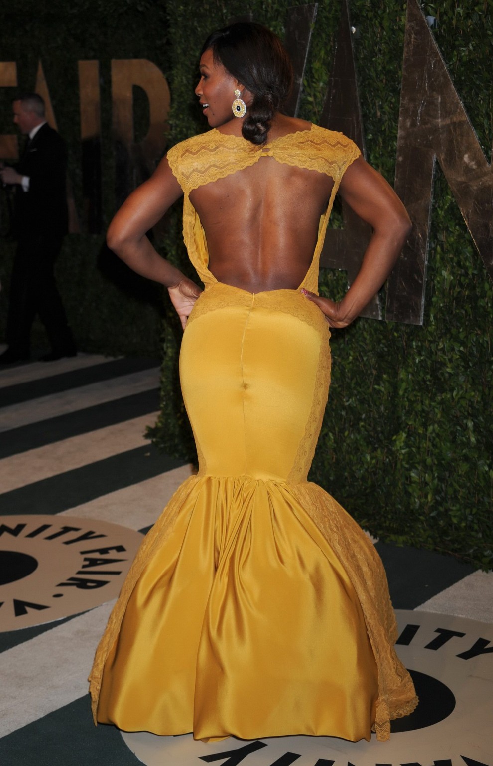 Serena Williams busty  booty wearing sexy yellow dress at Vanity Fair Oscar Part