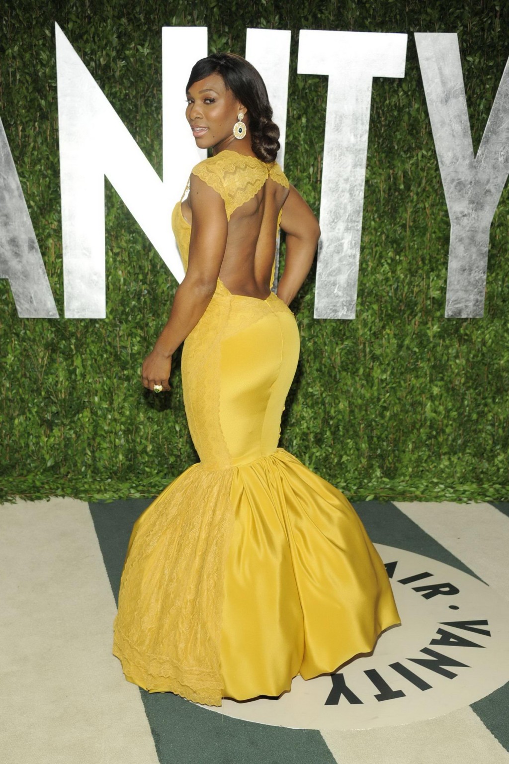 Serena williams en buste portant une robe jaune sexy à la soirée des Oscars de Vanity Fair
 #75272228