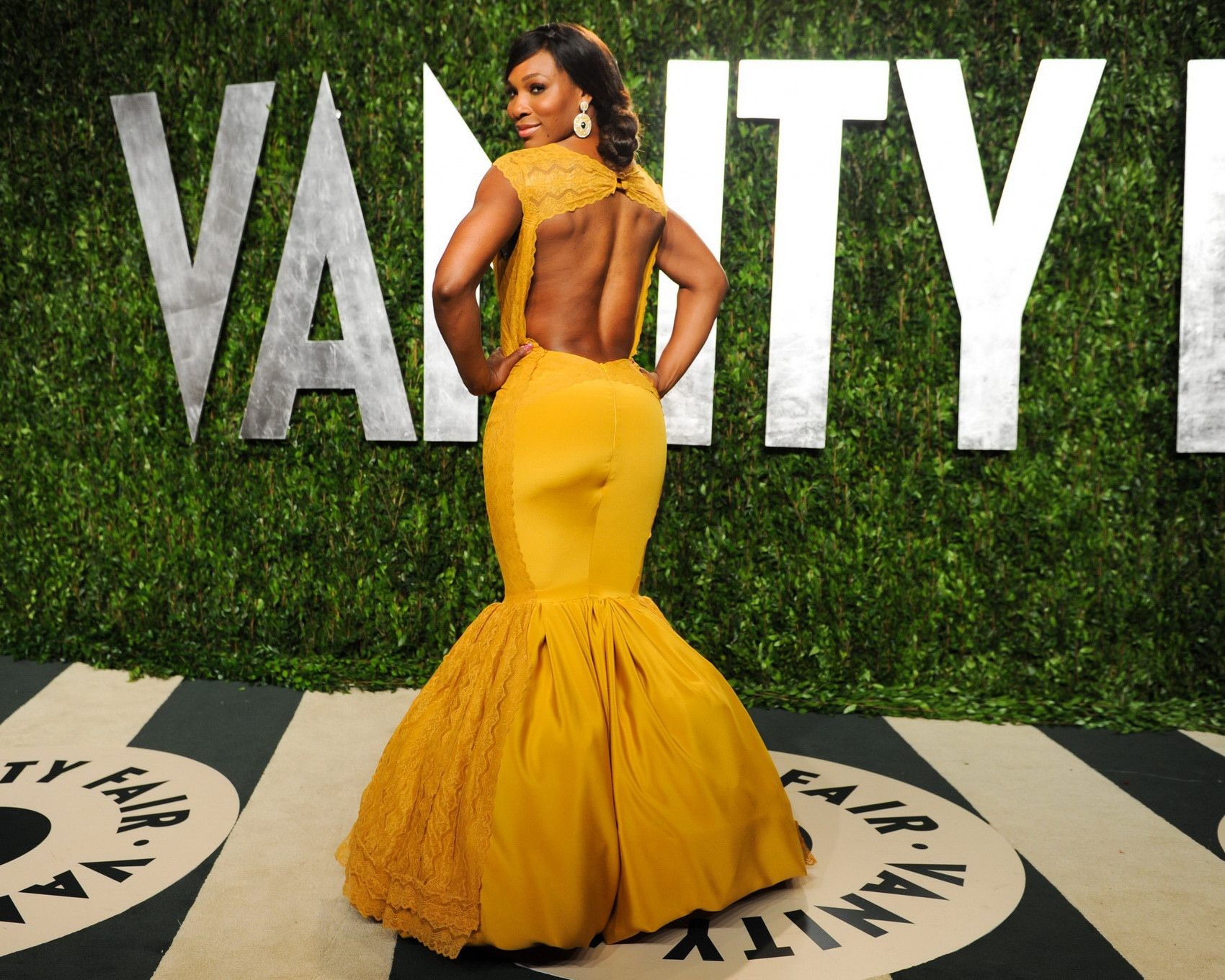 Serena williams en buste portant une robe jaune sexy à la soirée des Oscars de Vanity Fair
 #75272297