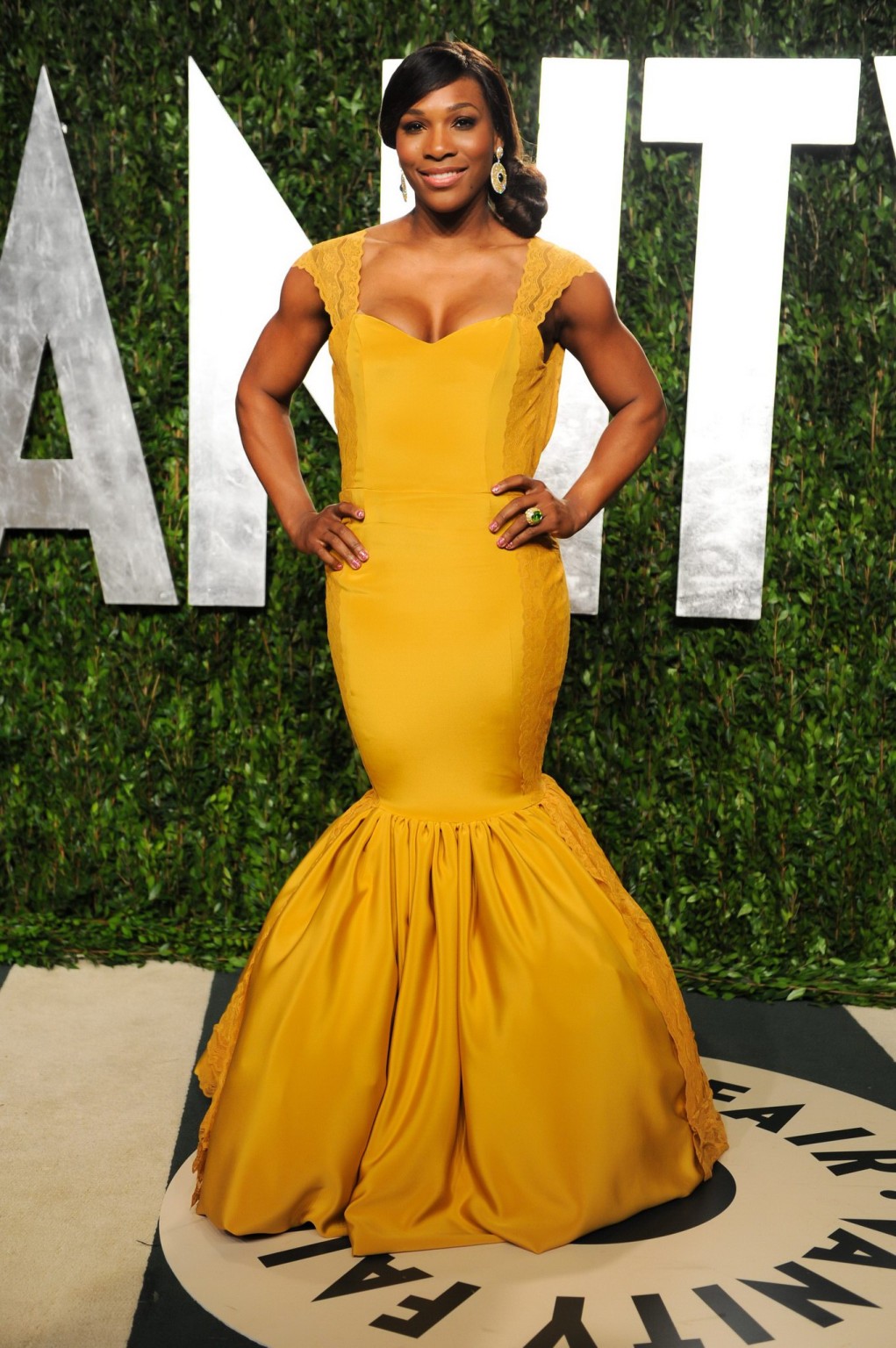 Serena williams en buste portant une robe jaune sexy à la soirée des Oscars de Vanity Fair
 #75272342