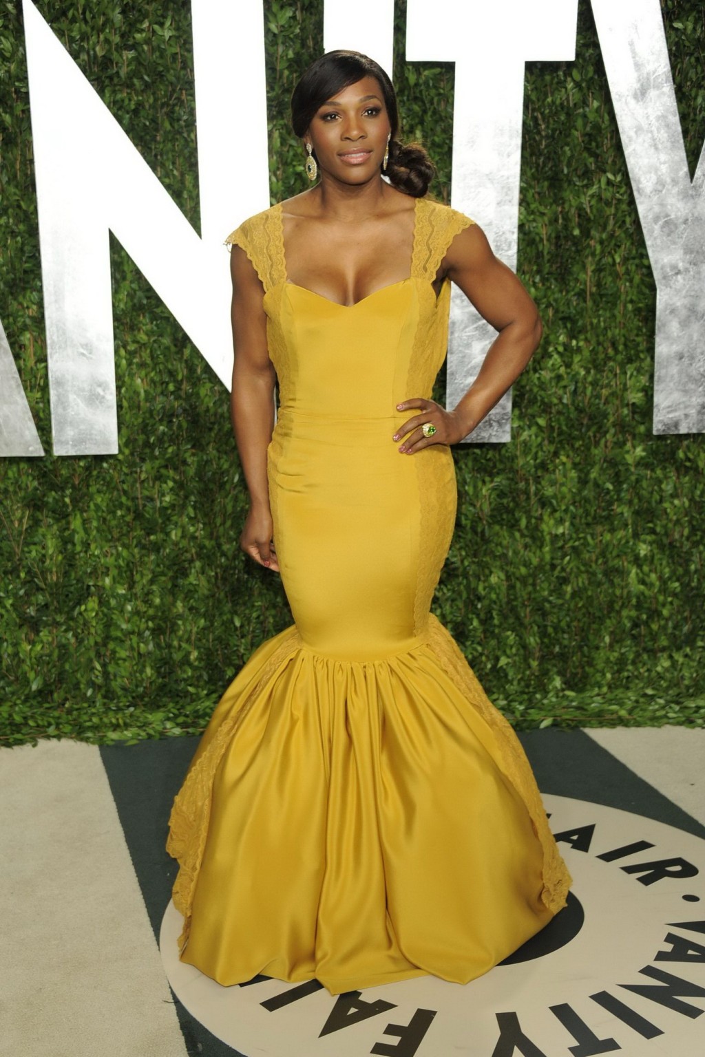 Serena williams en buste portant une robe jaune sexy à la soirée des Oscars de Vanity Fair
 #75272346