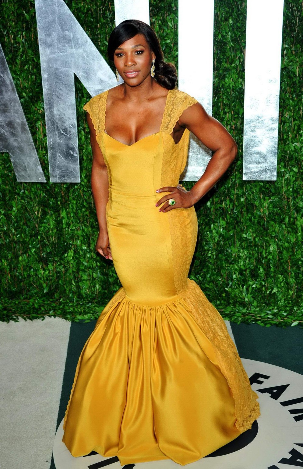 Serena williams en buste portant une robe jaune sexy à la soirée des Oscars de Vanity Fair
 #75272351