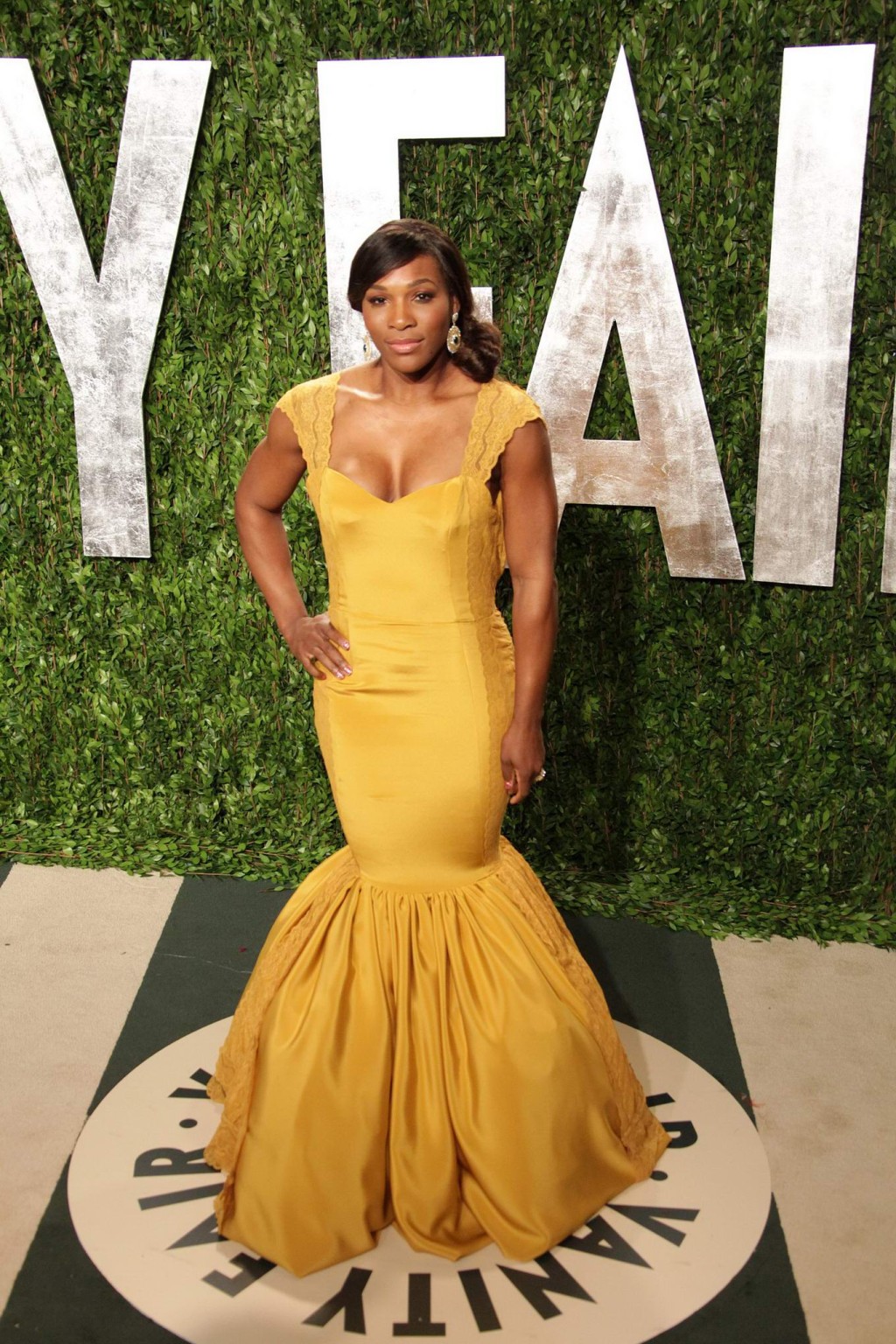 Serena williams en buste portant une robe jaune sexy à la soirée des Oscars de Vanity Fair
 #75272361