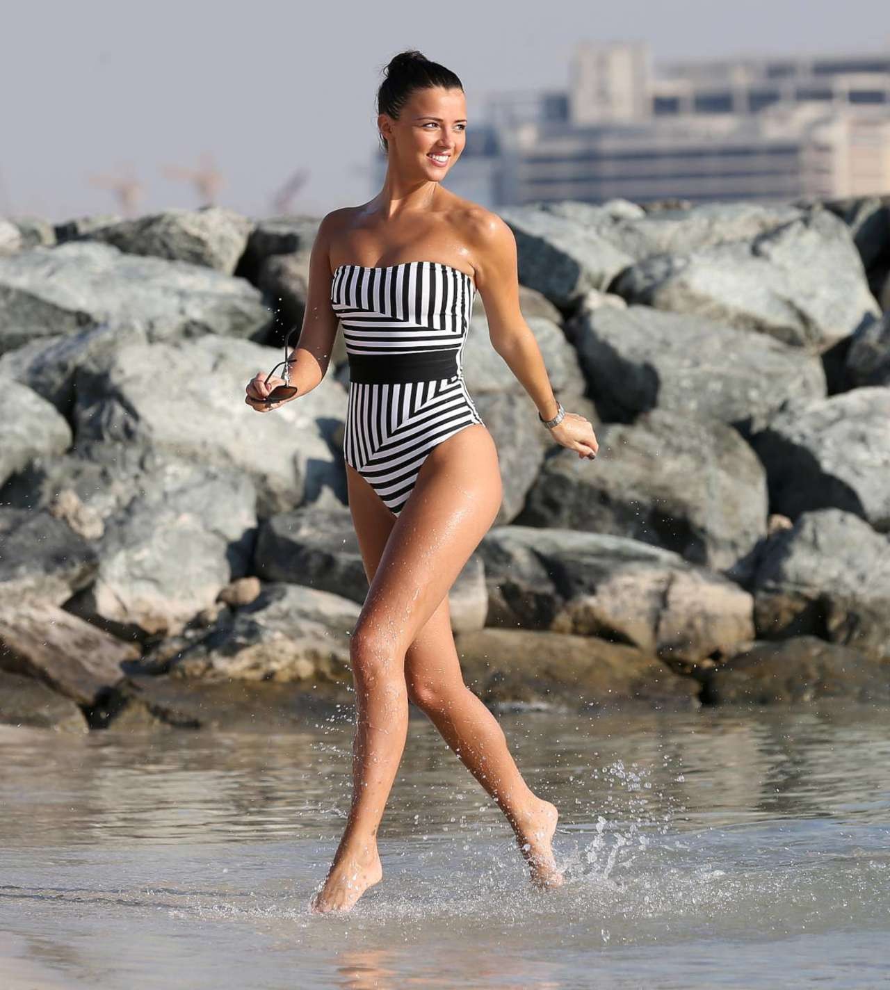 Lucy Mecklenburgh portant un bikini monochrome sans bretelles à Dubaï.
 #75198138