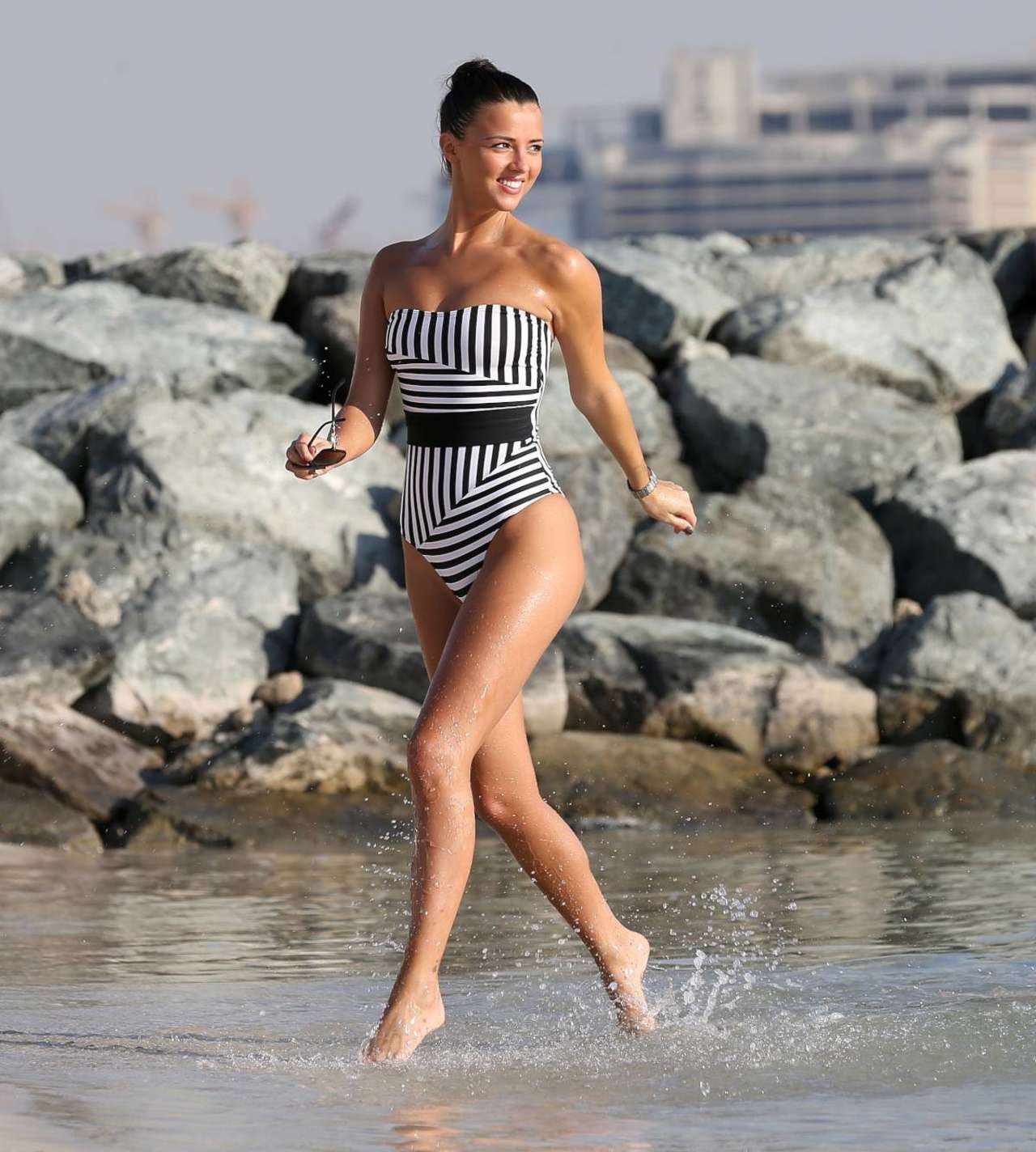 Lucy mecklenburgh trägt einen trägerlosen einfarbigen Bikini in dubai
 #75198138