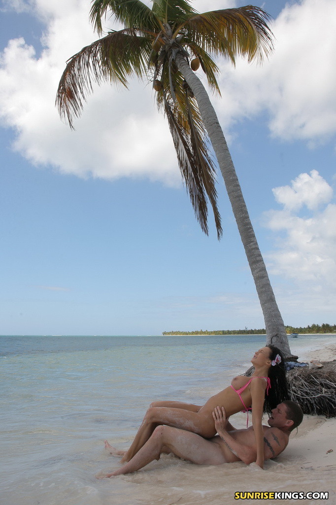 Regina moon suce une grosse bite et la chevauche sur la plage
 #72273507