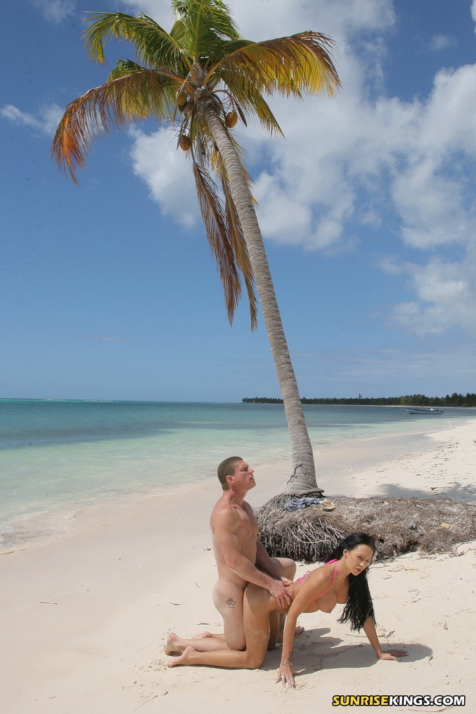 Regina moon saugt großen Schwanz und reitet ihn hart am Strand
 #72273559