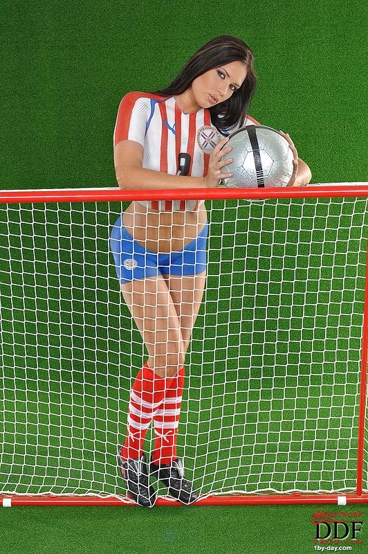 胸の張ったブルネットのVeronica da souza サッカーファン
 #70389703