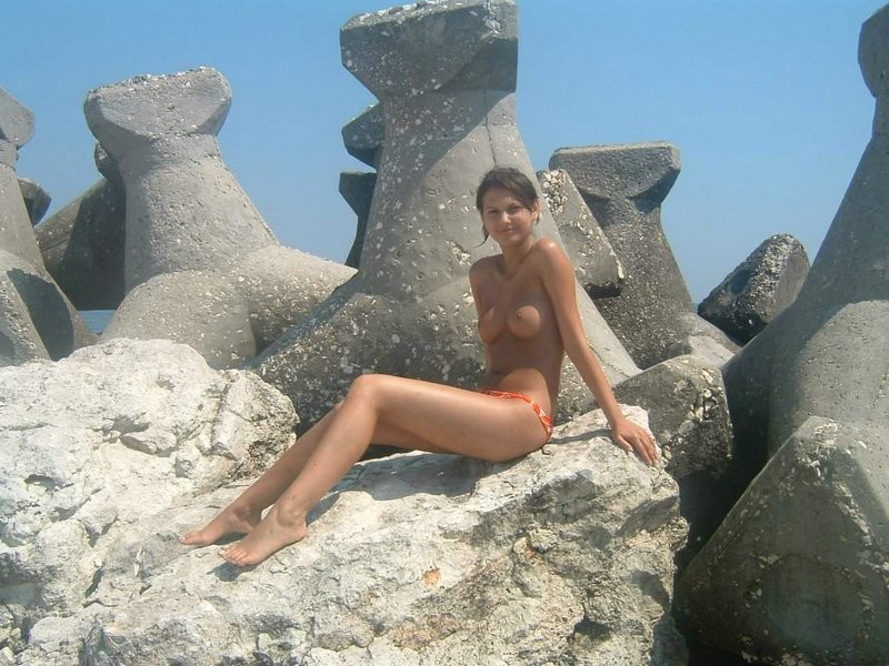 Nena de playa con pechos firmes muestra su cuerpo desnudo
 #72251203