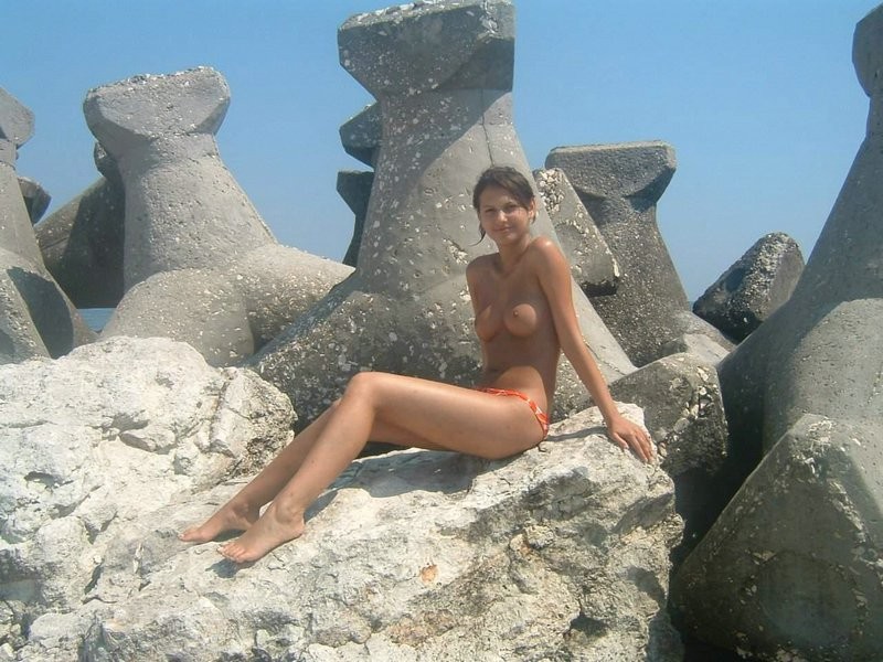Perky breasted seaside babe demonstrates off her nude body #72251203