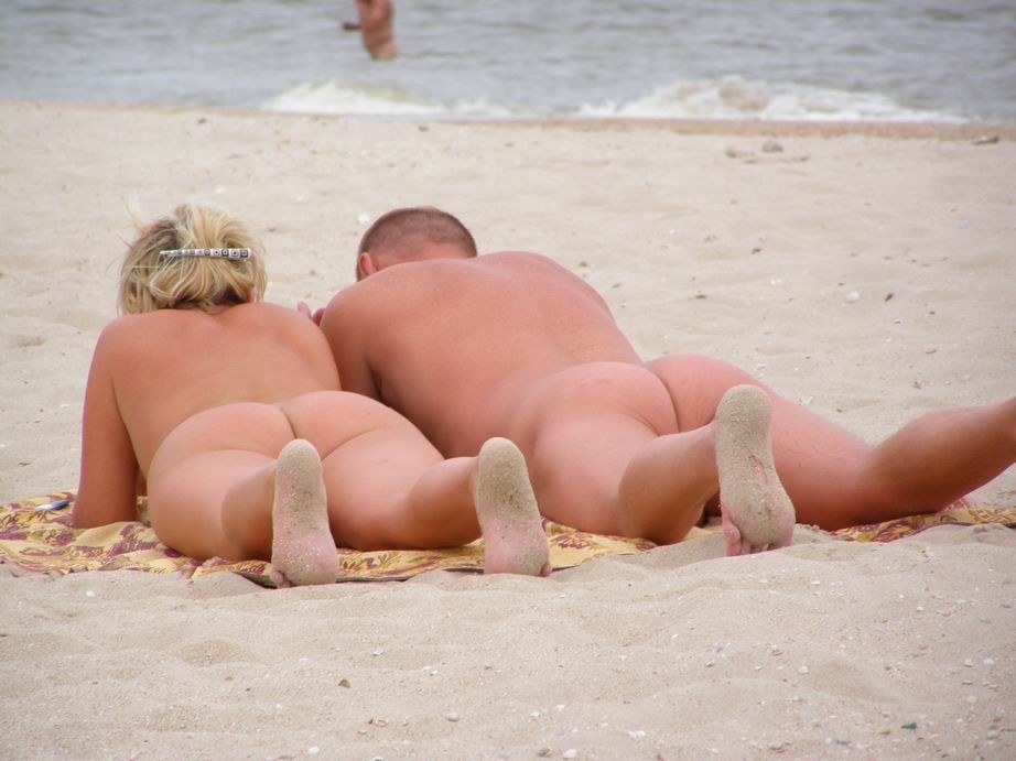 Une jeune femme aux seins volumineux exhibe son corps nu sur la plage.
 #72251221