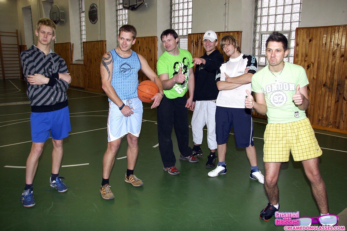 Squadra di giocatori di basket che si sbatte una ginnasta selvaggia
 #75806826