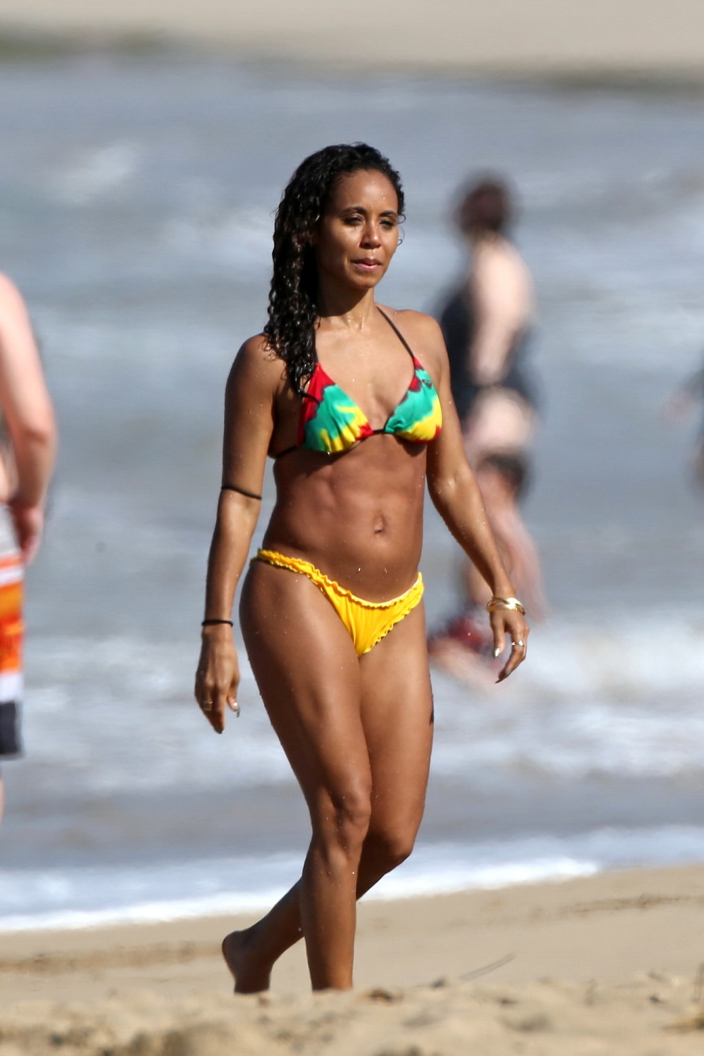 Jada pinkett smith exhibe ses fesses en bikini sur une plage hawaïenne
 #75176373