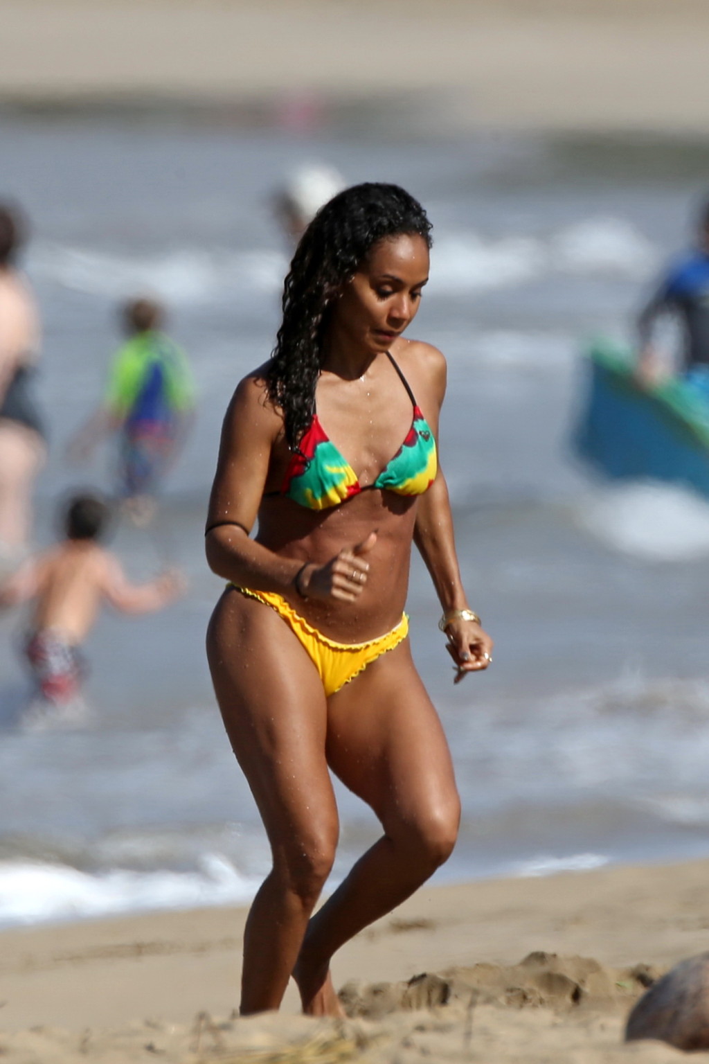Jada Pinkett Smith zeigt ihren Hintern im Bikini an einem hawaiianischen Strand
 #75176384