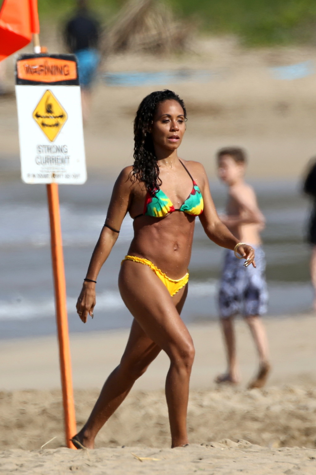 Jada Pinkett Smith zeigt ihren Hintern im Bikini an einem hawaiianischen Strand
 #75176392
